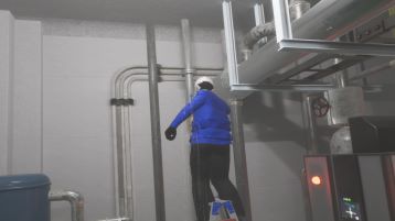 脚立からの墜落(配管レバー締め)